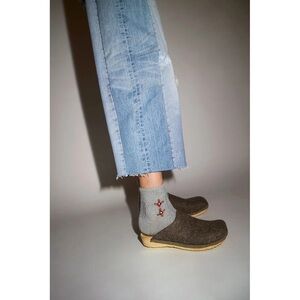 NO. 6 Contour Clog on Flat Base in Bark Felt, Size 36